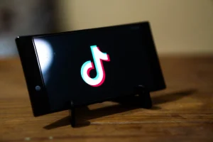 TikTok Sotto Tiro: Meta e Snap Volano in Borsa